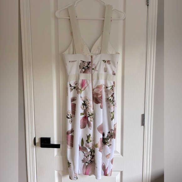 Ted Baker | Floral fitted white dress | Size 1 - Picture 5 of 11